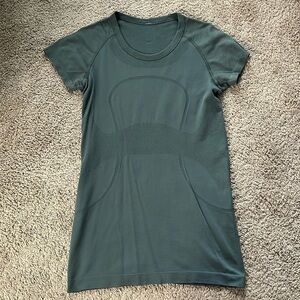 Women’s Lululemon Swiftly Tech Short Sleeve Shirt.
